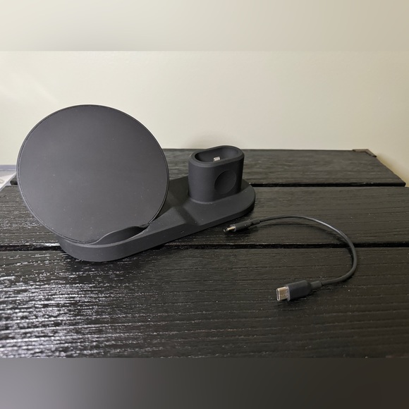 SWISSTEK 3-in-1 charging station for Apple IPhone, AirPods and Apple Watch - Picture 6 of 7